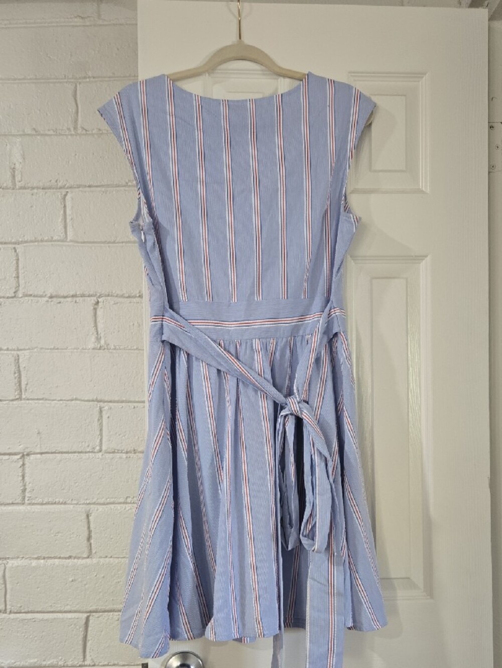 Vineyard Vines sleeveless V-neck fit-and-flare dress Size 12 - Picture 4 of 6